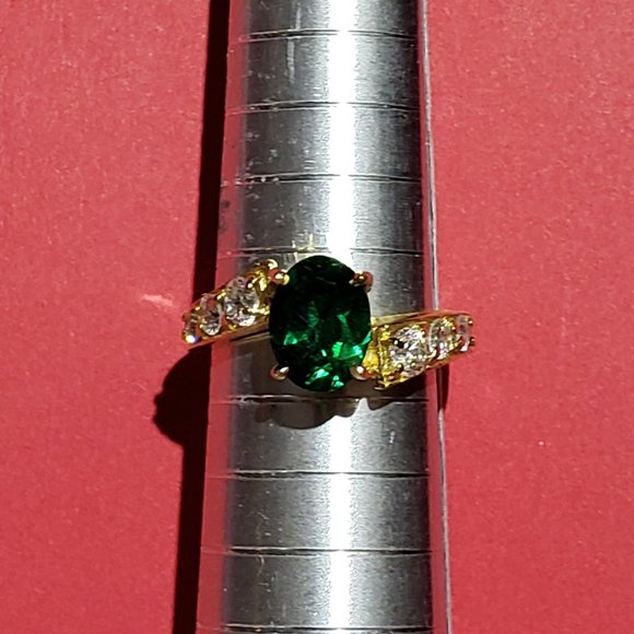 14K Gold ring with 3/4 Oval Emerald stone with 6 Diamonds - Picture 1 of 4